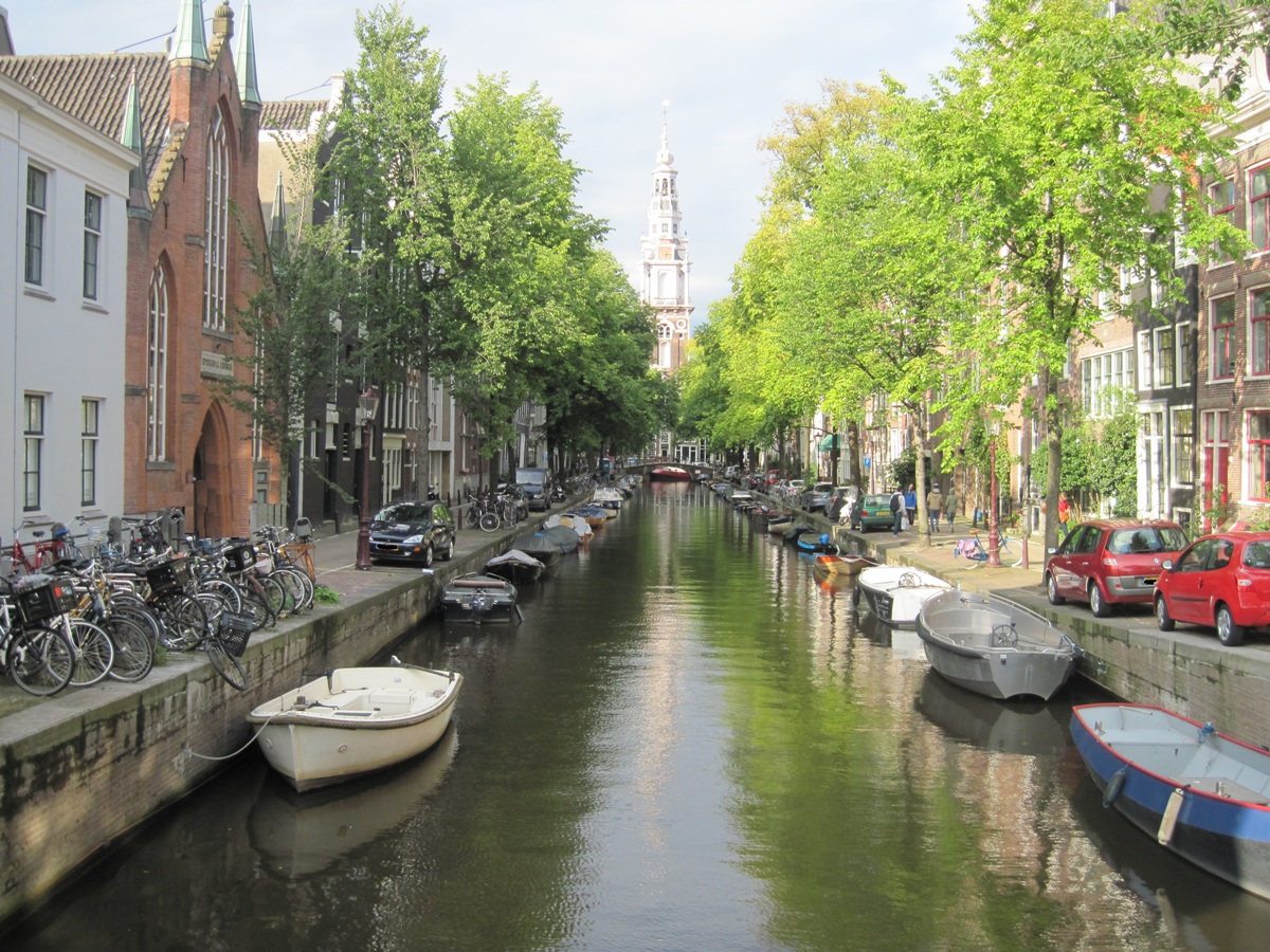 29-Amsterdam- Panoramica di uno dei canali con in fondo la Torre dell'orologio